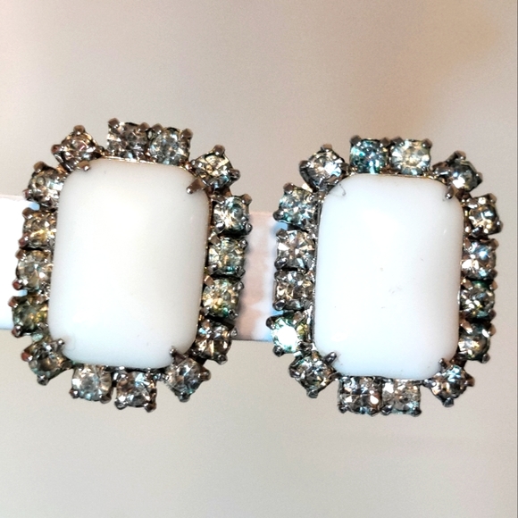Vintage Signed Weiss White Milk Class Earrings - Picture 1 of 15